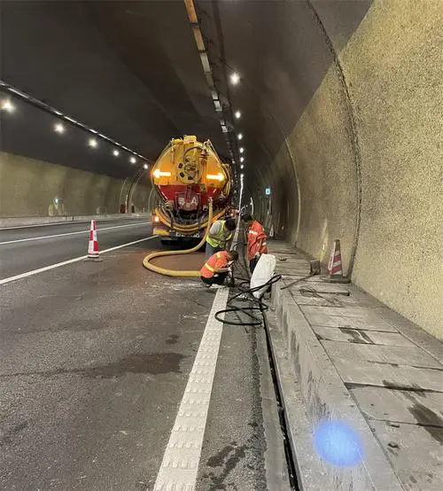 绿园隧道排水渠清淤